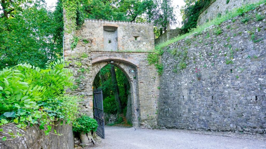 緑の中にある石造りの回廊とアーチ