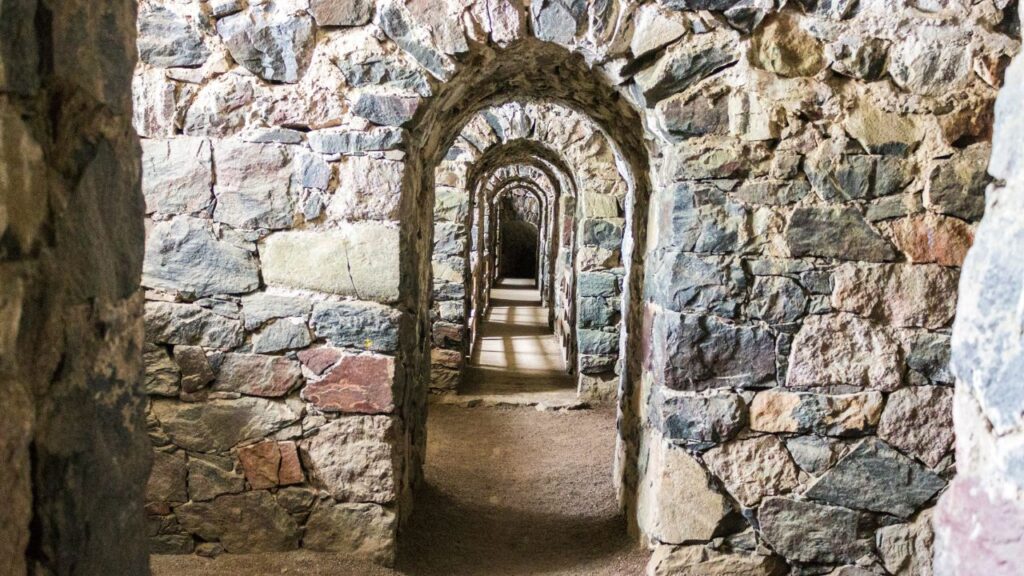 石造りのアーチが続いている