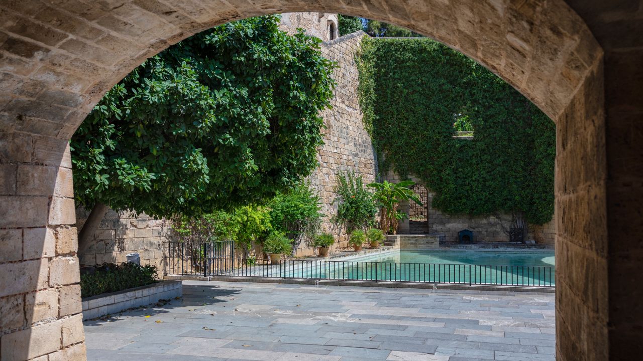 石造りのアーチから見える緑と水