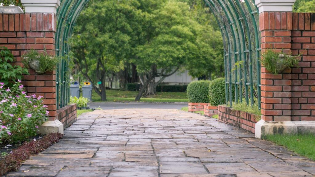 石畳のアーチ型の門の向こうに緑