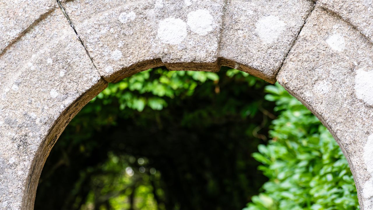 石のアーチの向こうに緑