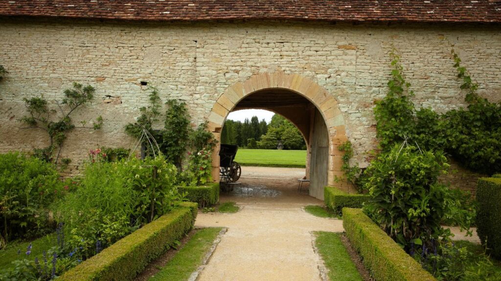 回廊の石造りアーチの向こうに緑