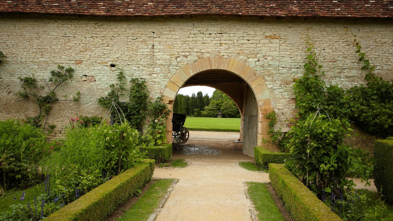 回廊の石造りアーチの向こうに緑