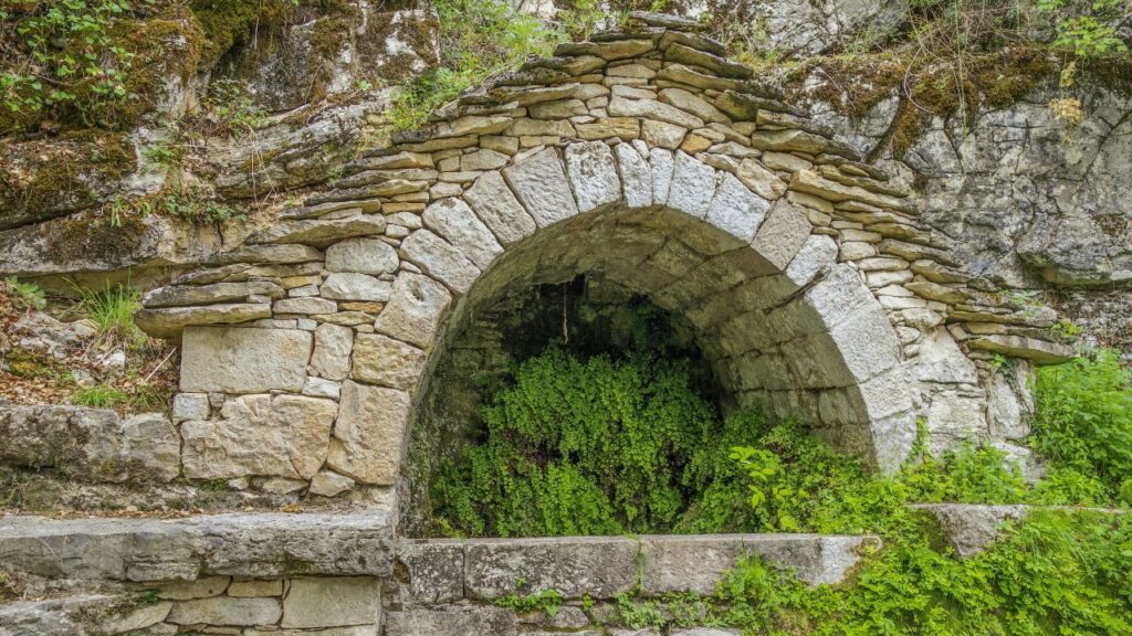 石造りのアーチから見える新緑