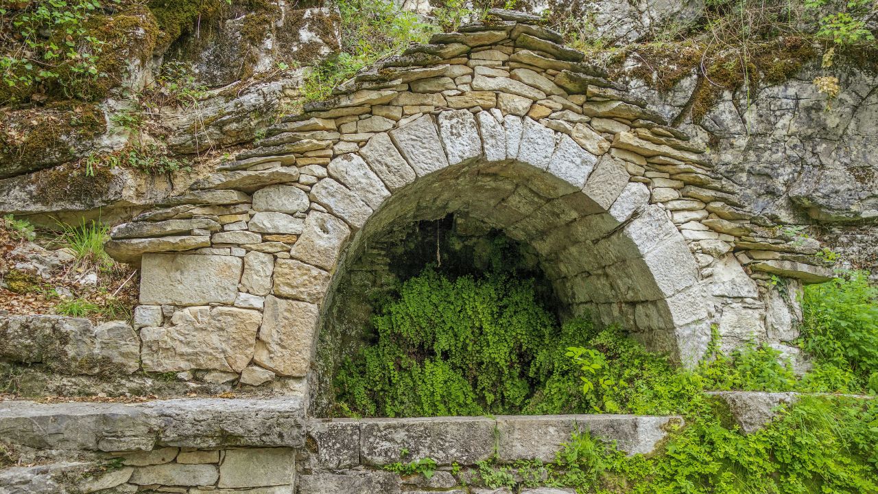 石造りのアーチから見える新緑
