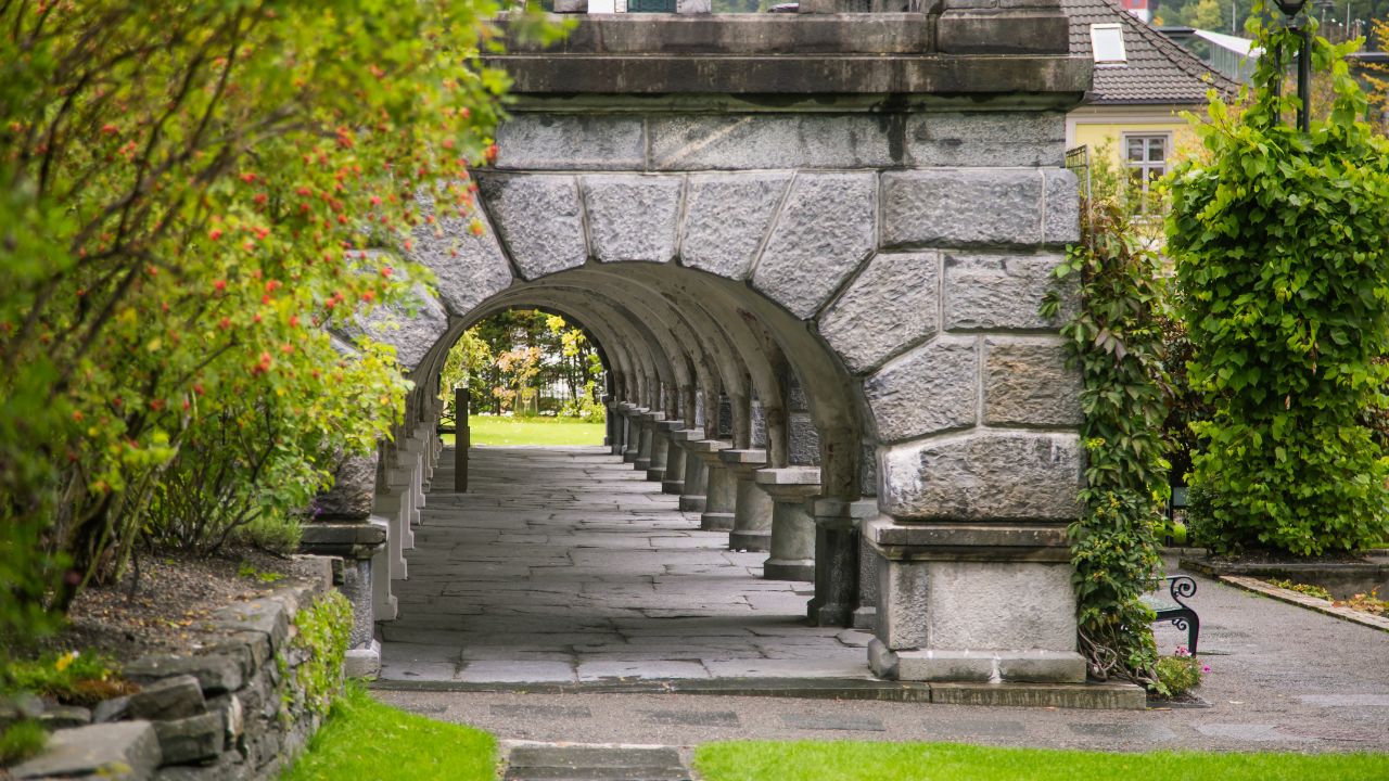 石造りのアーチ道　向こうには緑