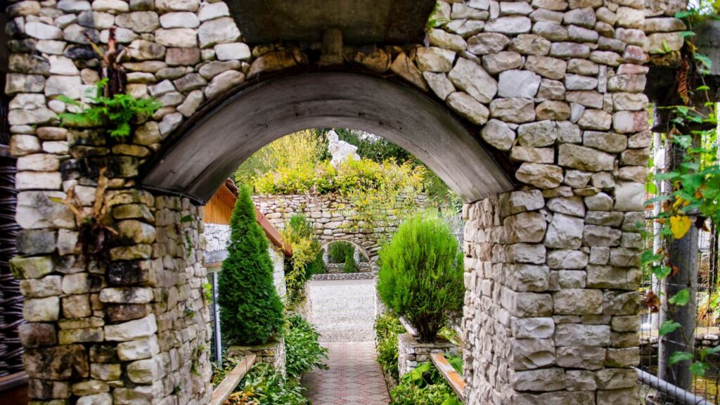 ア石造りのアーチの向こうに広がる明かり