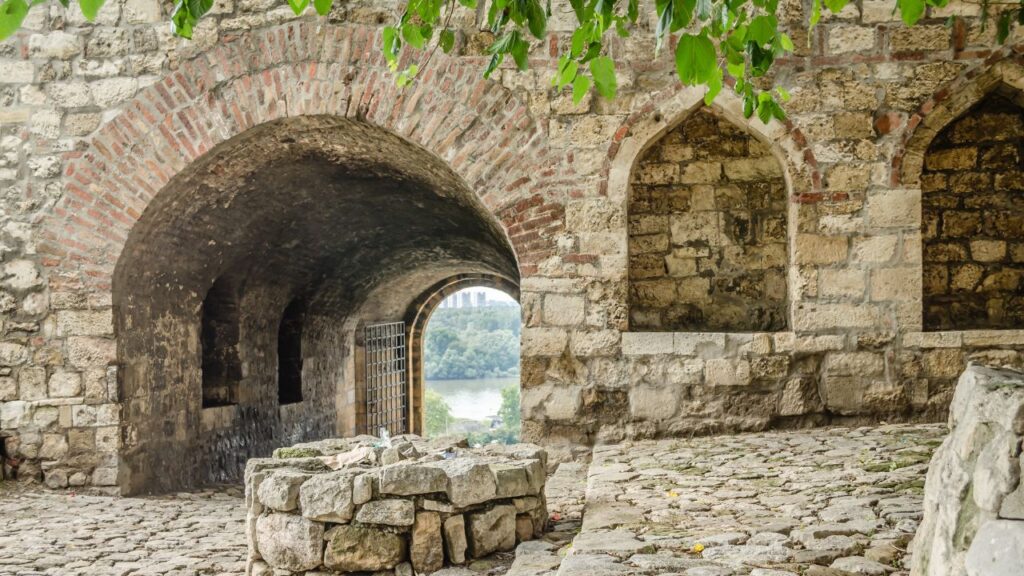 石作りの回廊の向こうに光