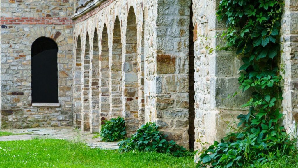 緑の上に石造りのアーチが並んでいる
