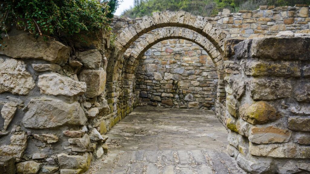 石造りのアーチと回廊