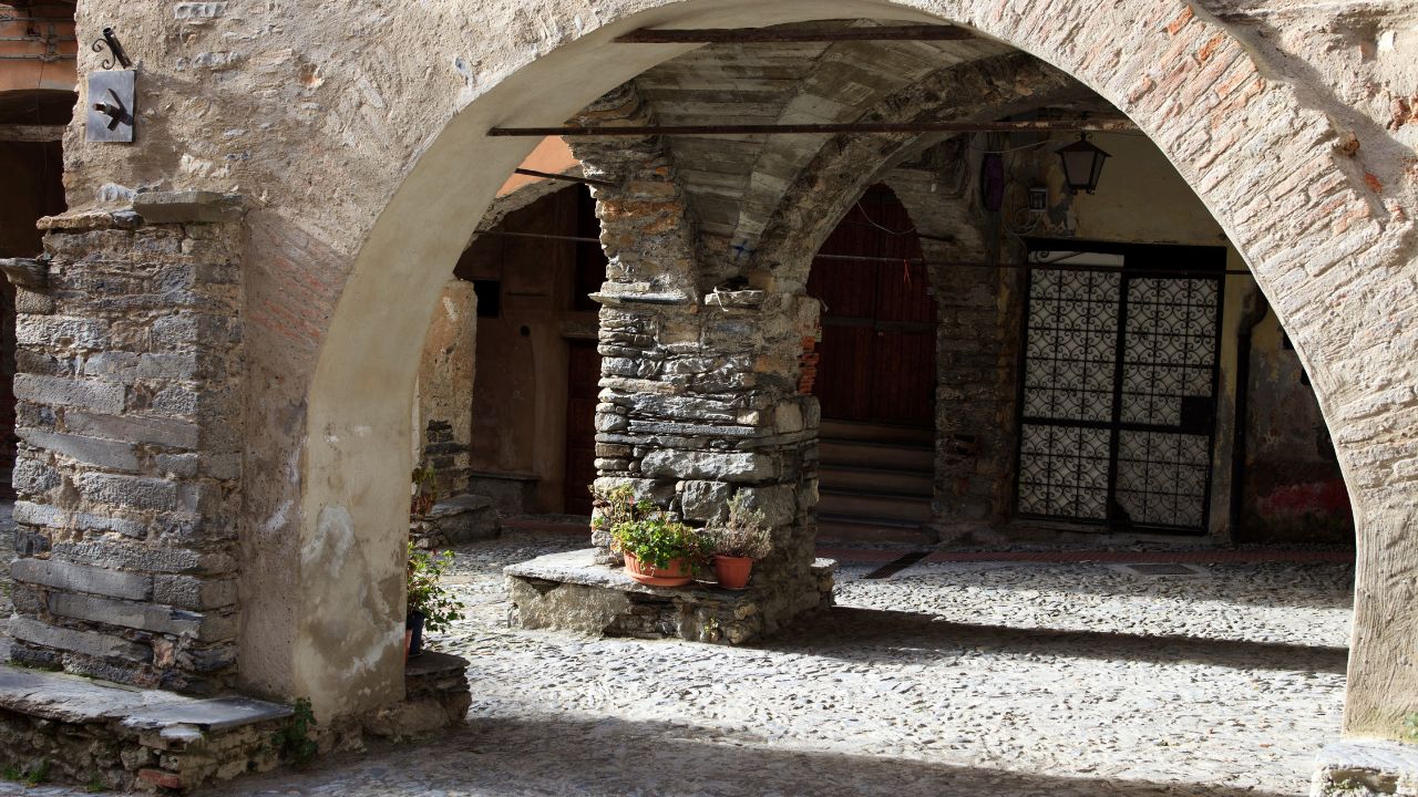 石造りのアーチ型の回廊