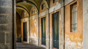 石造りの古いアーチ型天井の回廊