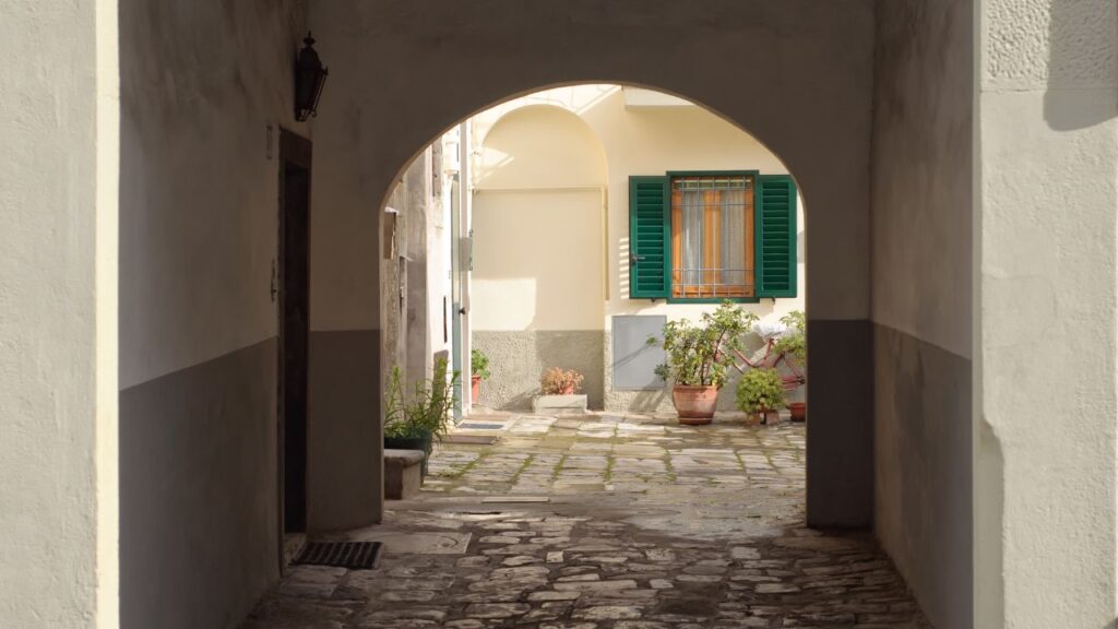 アーチ型の回廊から見える建物の風景