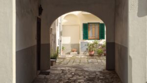 アーチ型の回廊から見える建物の風景