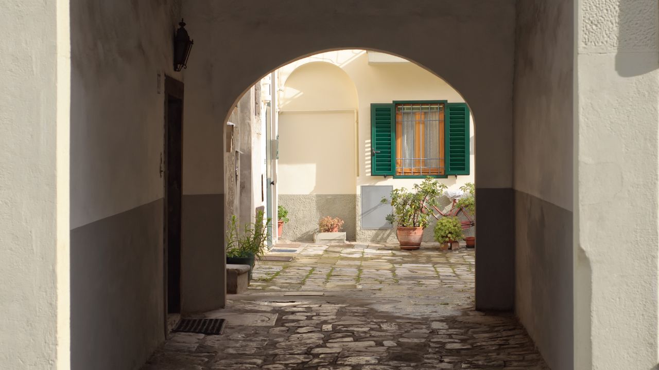 アーチ型の回廊から見える建物の風景